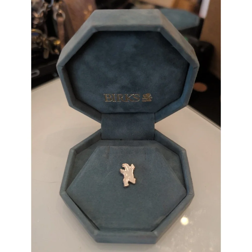 Maison Birks sterling silver dancing polar bear lapel pin in octagon velvet box